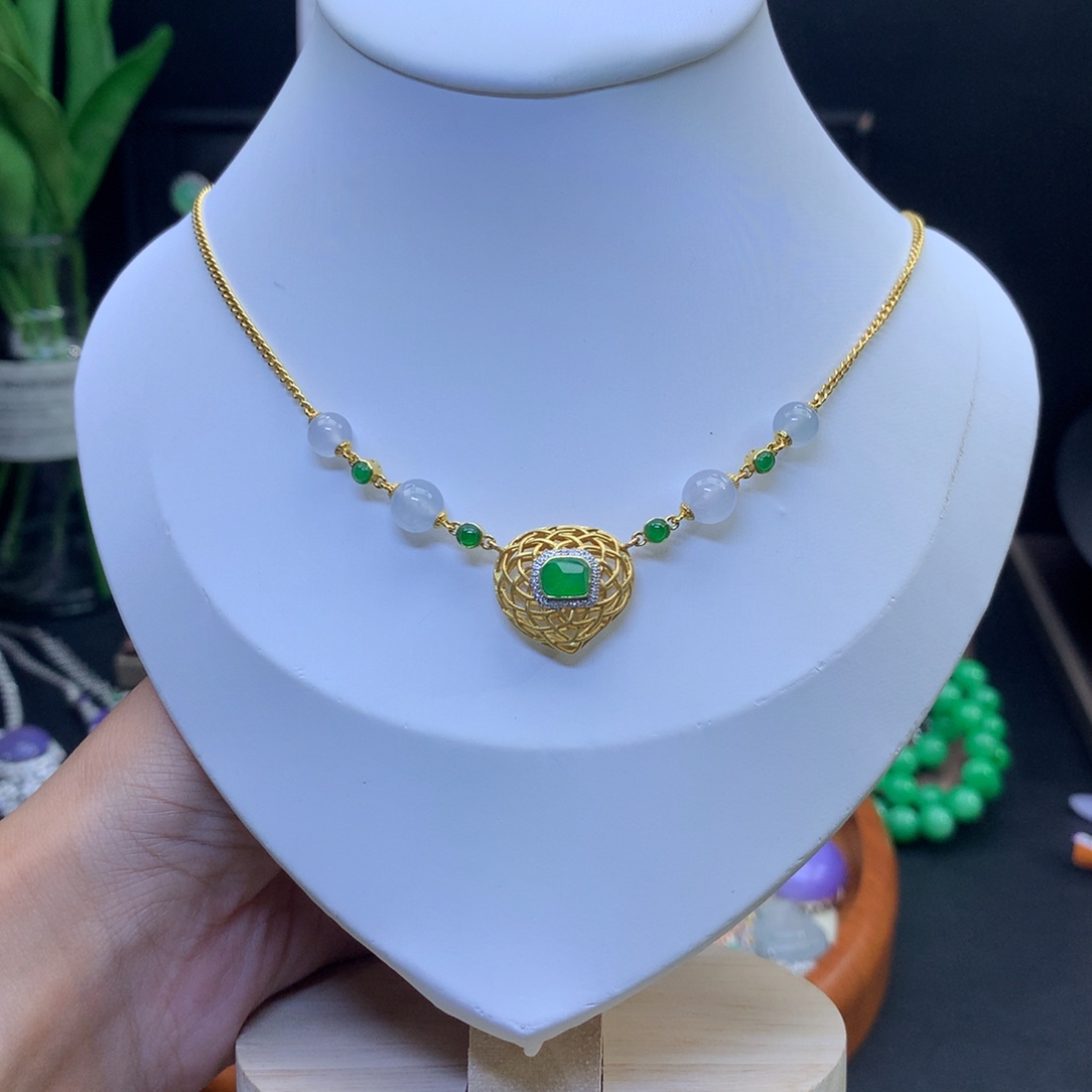 翡翠18K金镶嵌颈饰