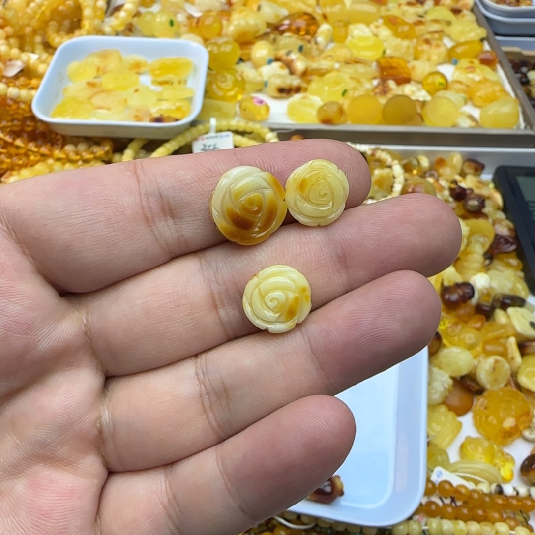 琥珀未镶嵌裸石1.7克三个