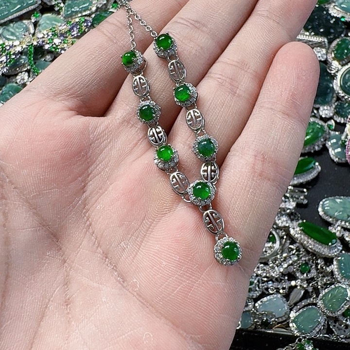 翡翠颈饰未镶嵌天然A货翡翠放漏