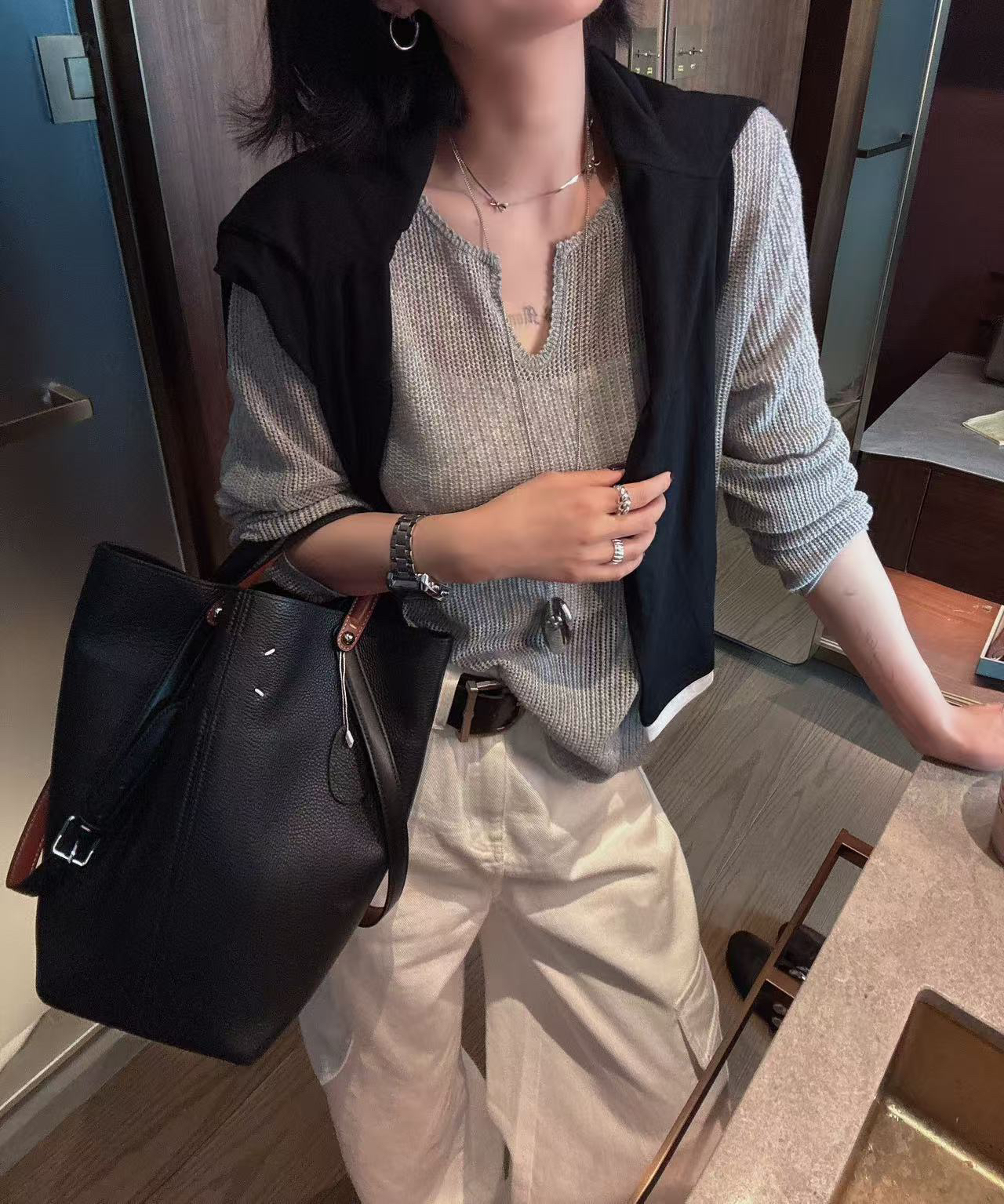 休闲款V领针织衫