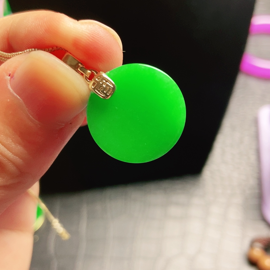 翡翠18K金镶嵌颈饰吊坠