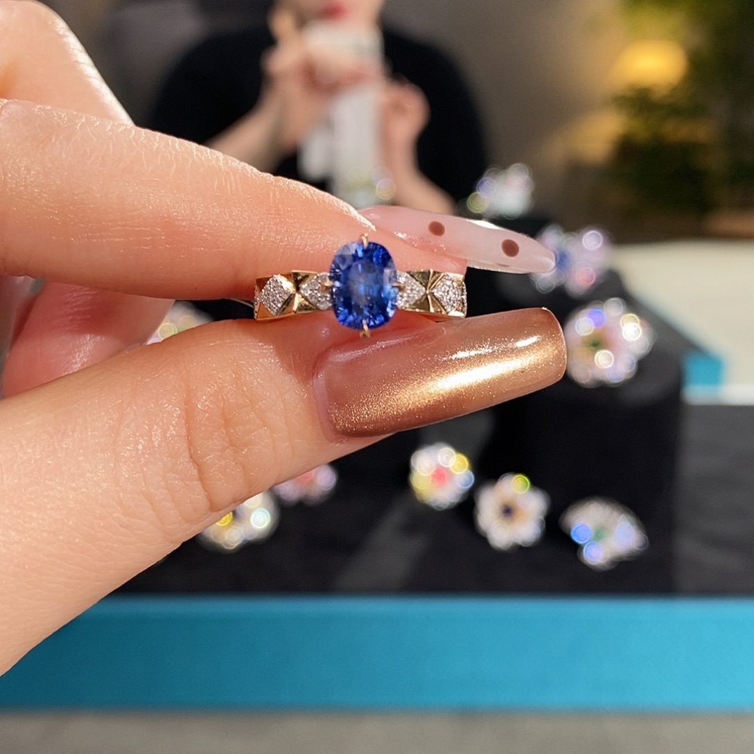 18K金镶嵌戒指蓝宝石1.64ct皇家蓝aigs