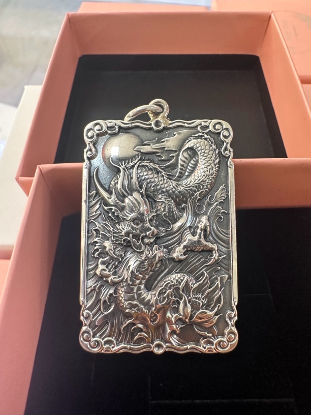 坠链均足银 999纯银龙牌吊坠，精美浮雕工艺龙身栩栩如生，云纹缭绕