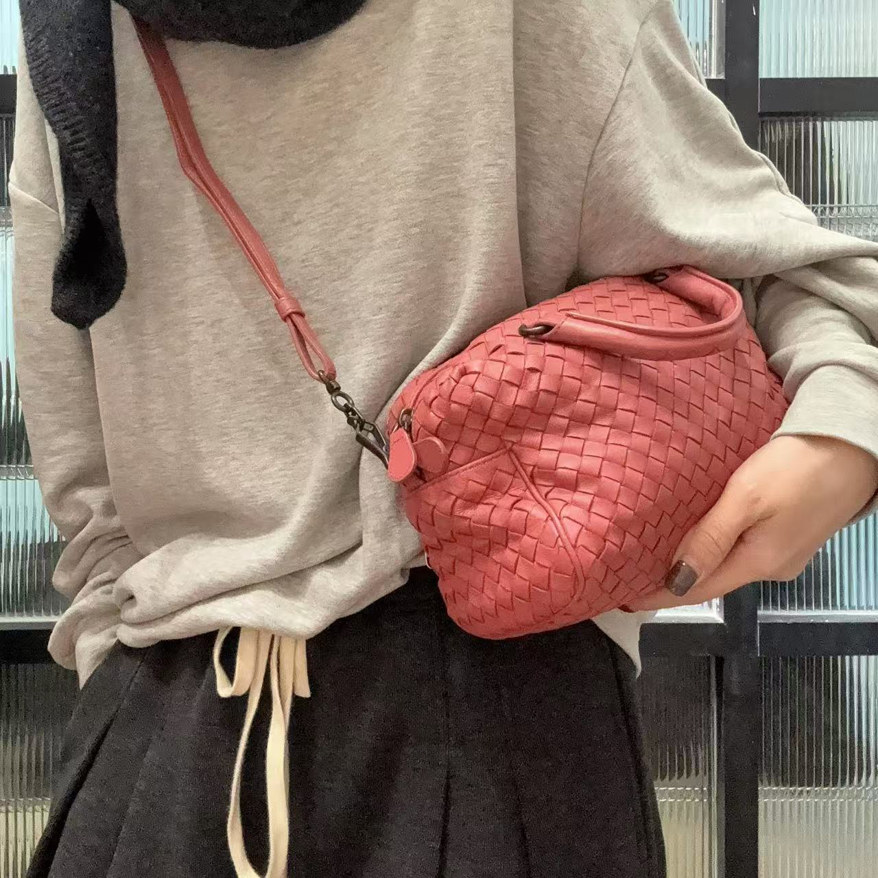 95新 BOTTEGA VENETA/葆蝶家 【蕾】 26 0249 橡皮粉斜挎包