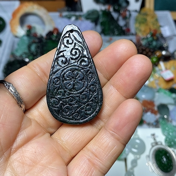 翡翠未镶嵌吊坠(赠链)