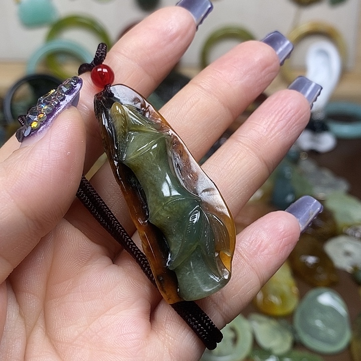 蛇纹石玉吊坠未镶嵌