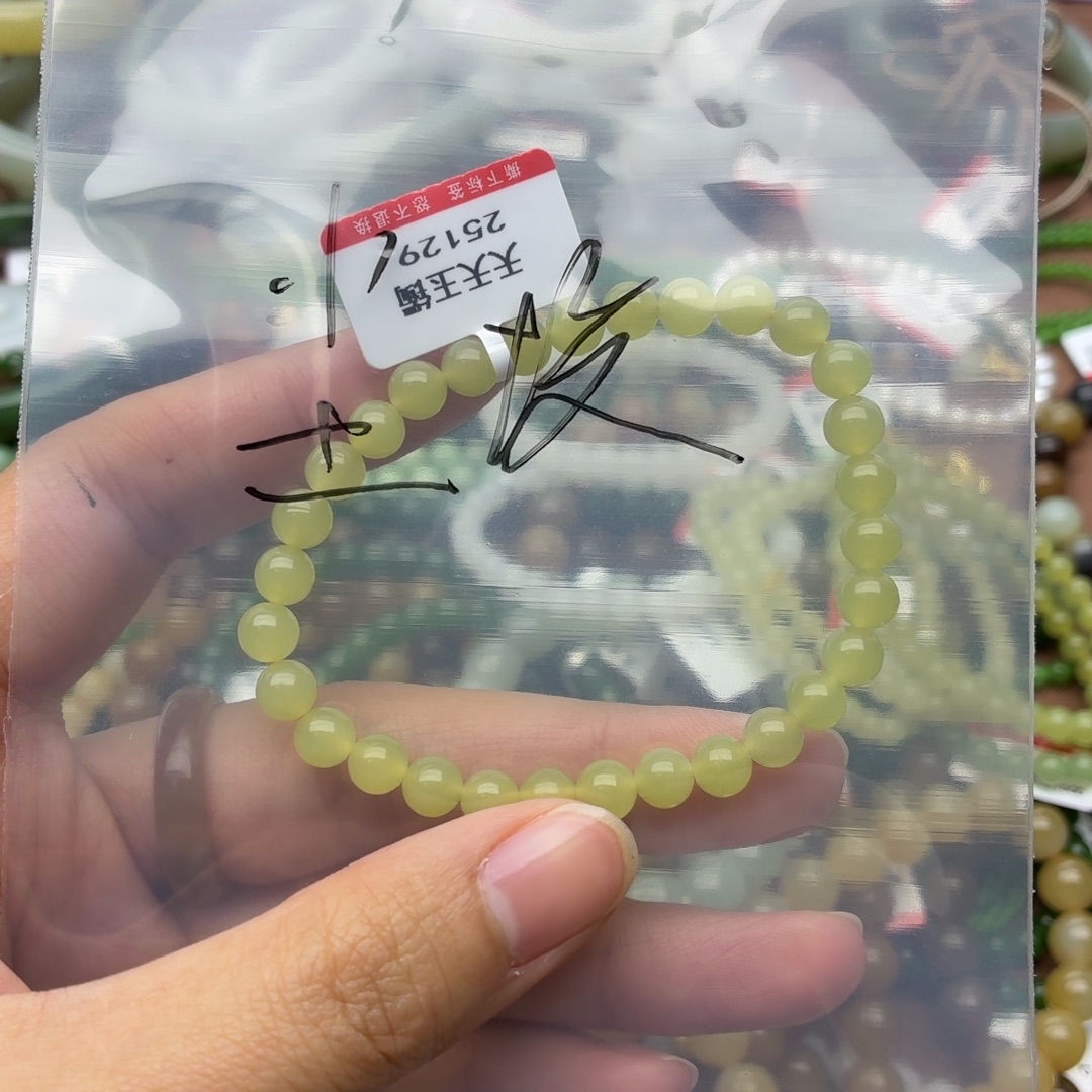 尘***埃和田玉未镶嵌手镯