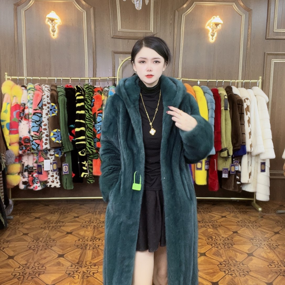 湖绿色帽款皮草外套