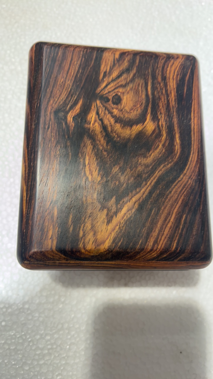 花梨木扣盒长13×10.5×7.5花纹随机