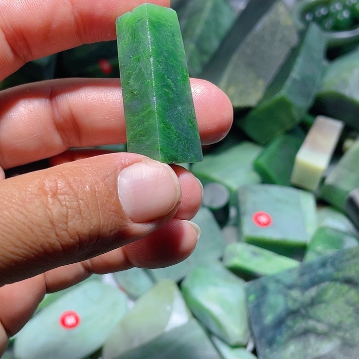 和田玉（碧玉）未镶嵌珠宝奇石