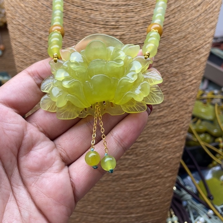 蛇纹石玉吊坠未镶嵌