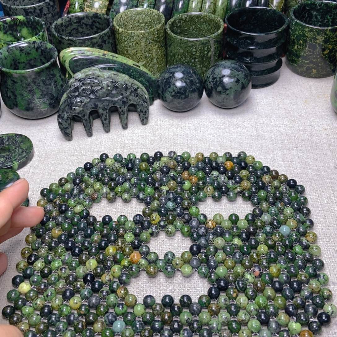 蛇纹石玉面罩未镶嵌?**?偶有瑕珠