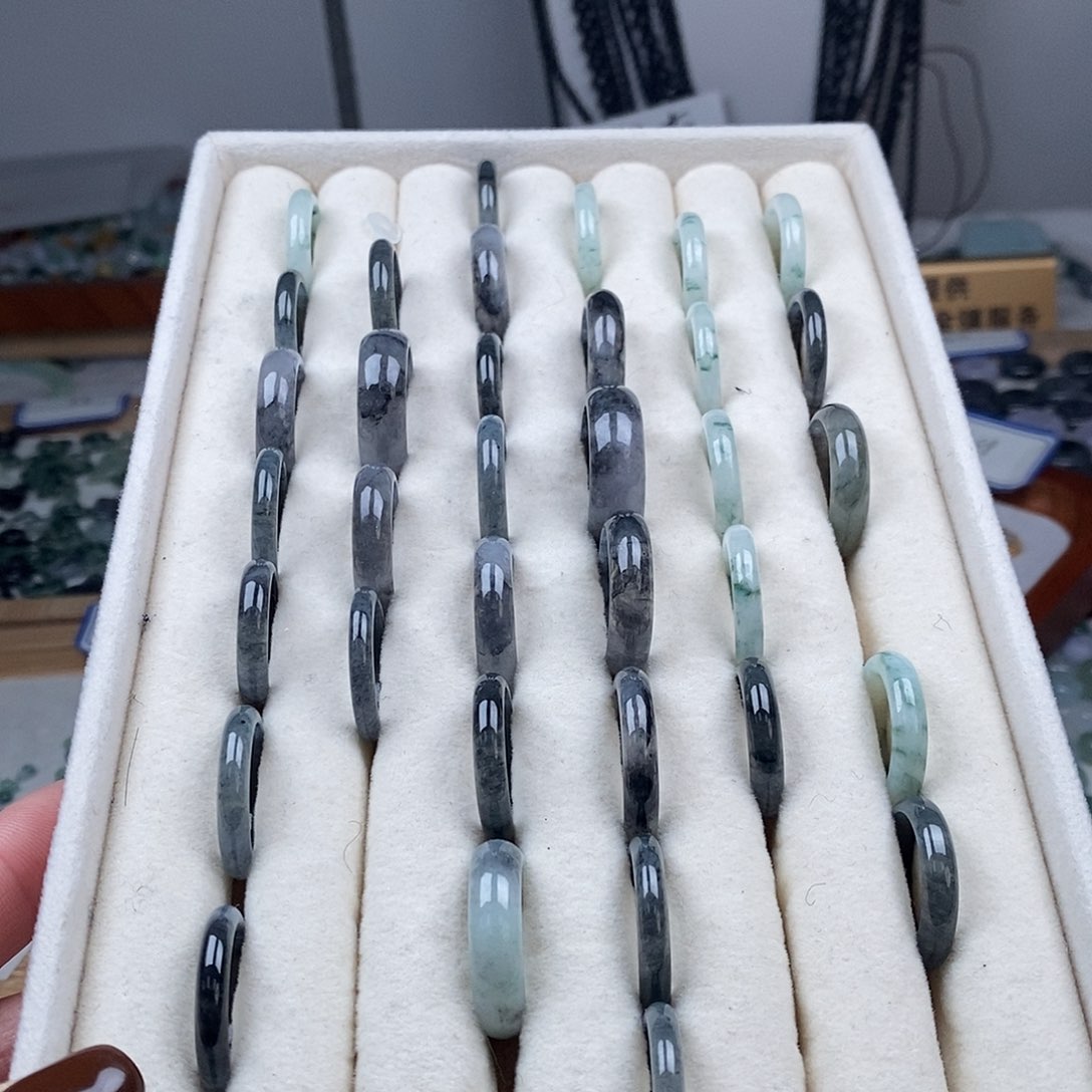 翡翠颈饰未镶嵌戒圈1个