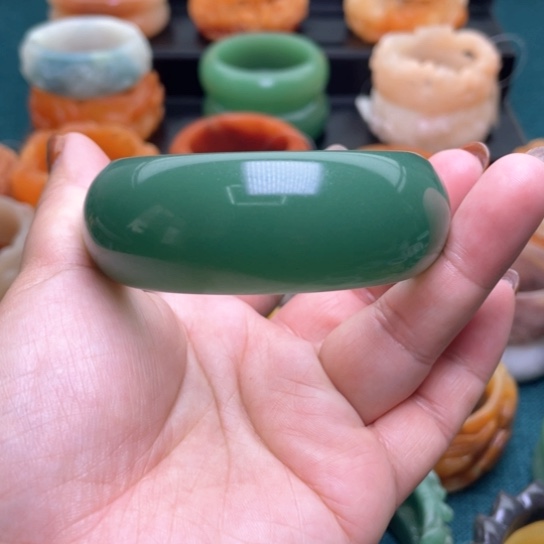 【闪购商品】石英质玉手镯未镶嵌