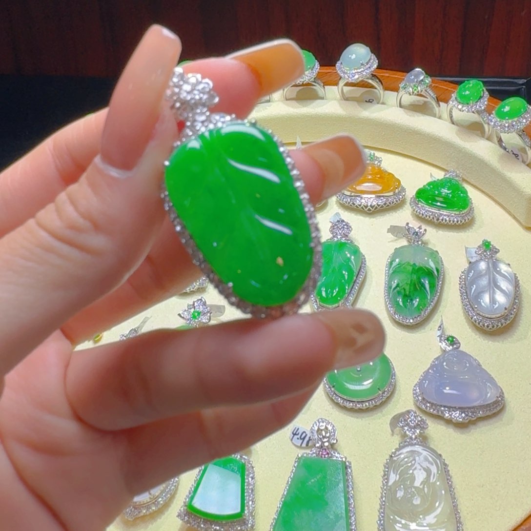 翡翠颈饰18K金镶嵌高冰种叶子吊坠