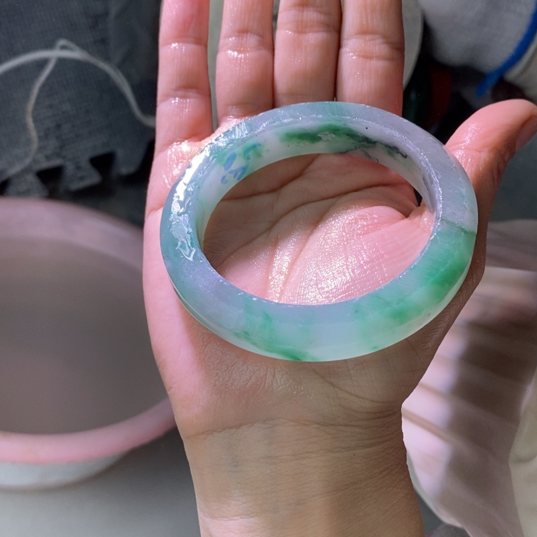 曾***上石英质玉（非洲翠）未镶嵌手镯定制