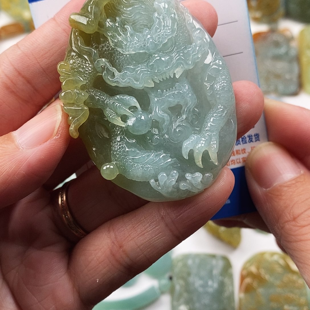 翡翠未镶嵌颈饰龙