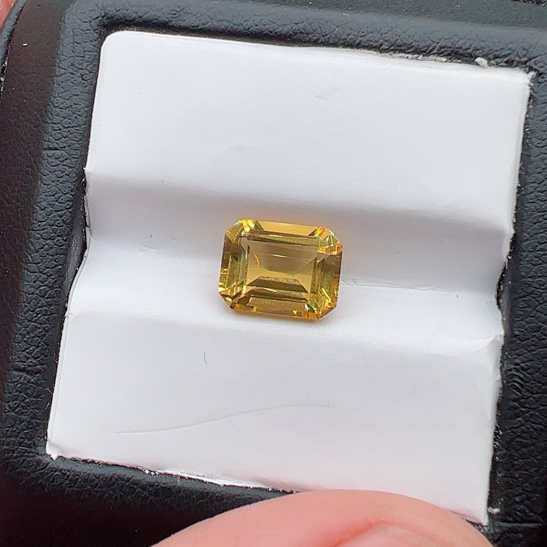黄晶2.4克拉裸石未镶嵌