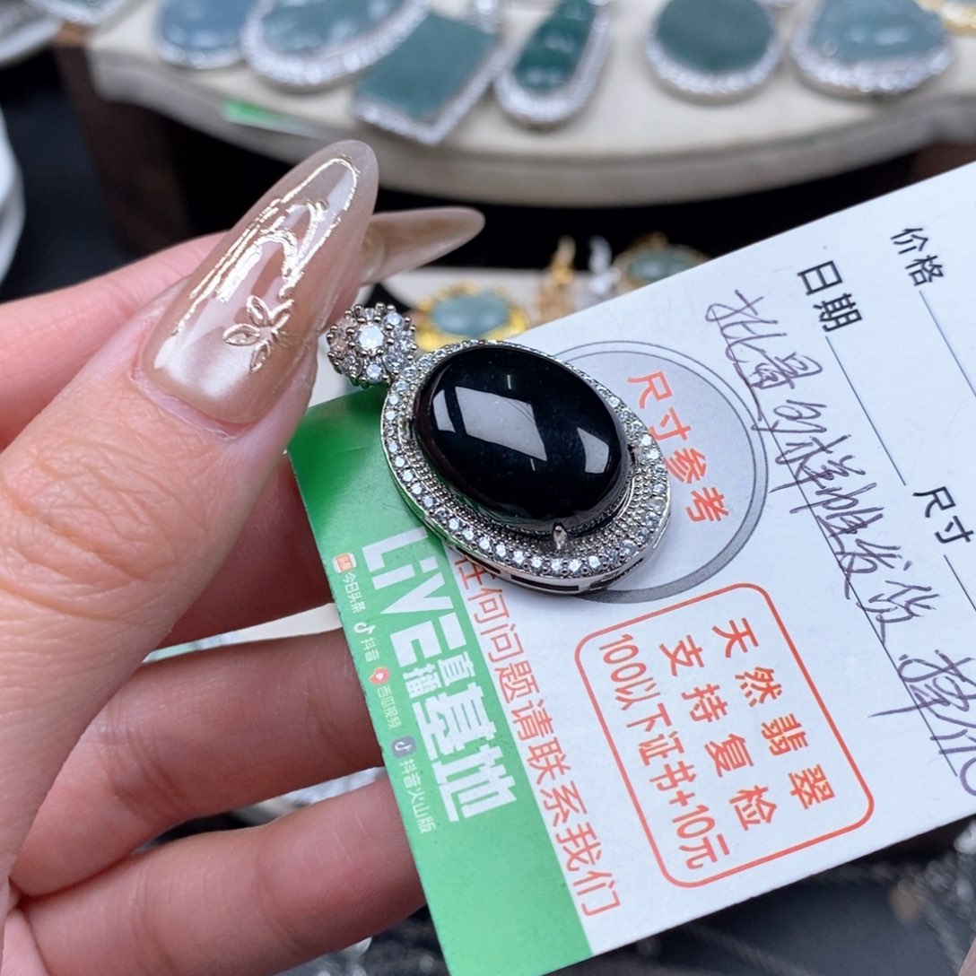 翡翠颈饰未镶嵌翡翠