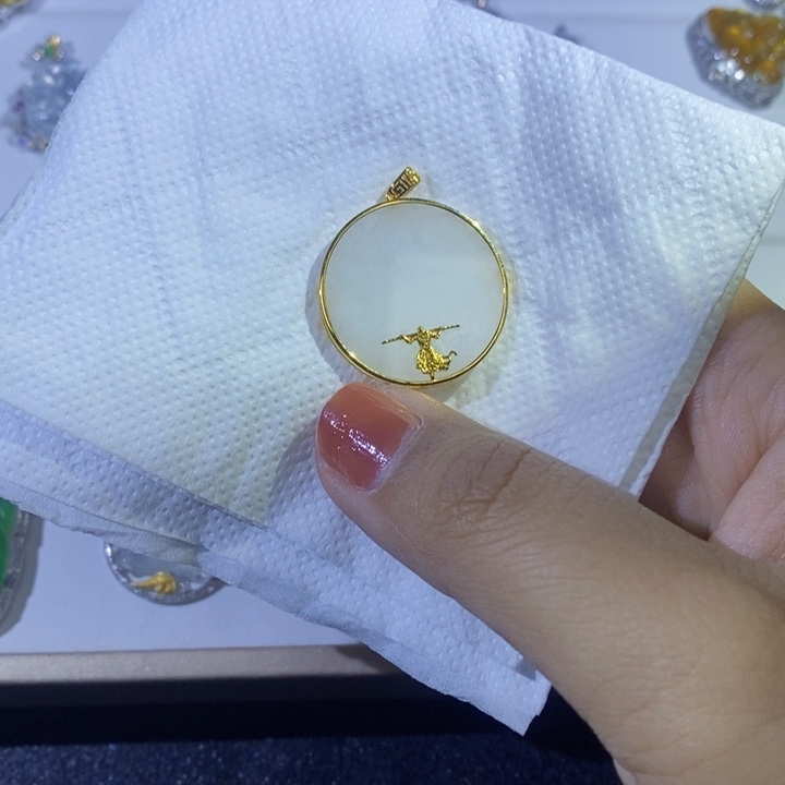 翡翠颈饰18K金镶嵌吊坠