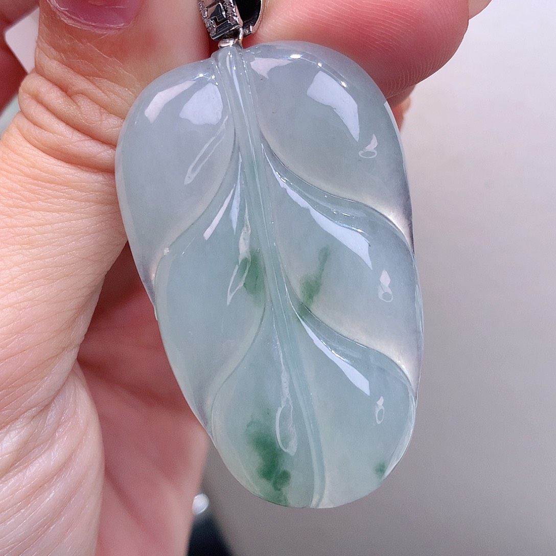 颈饰18K金镶嵌翡翠飘绿花大叶子