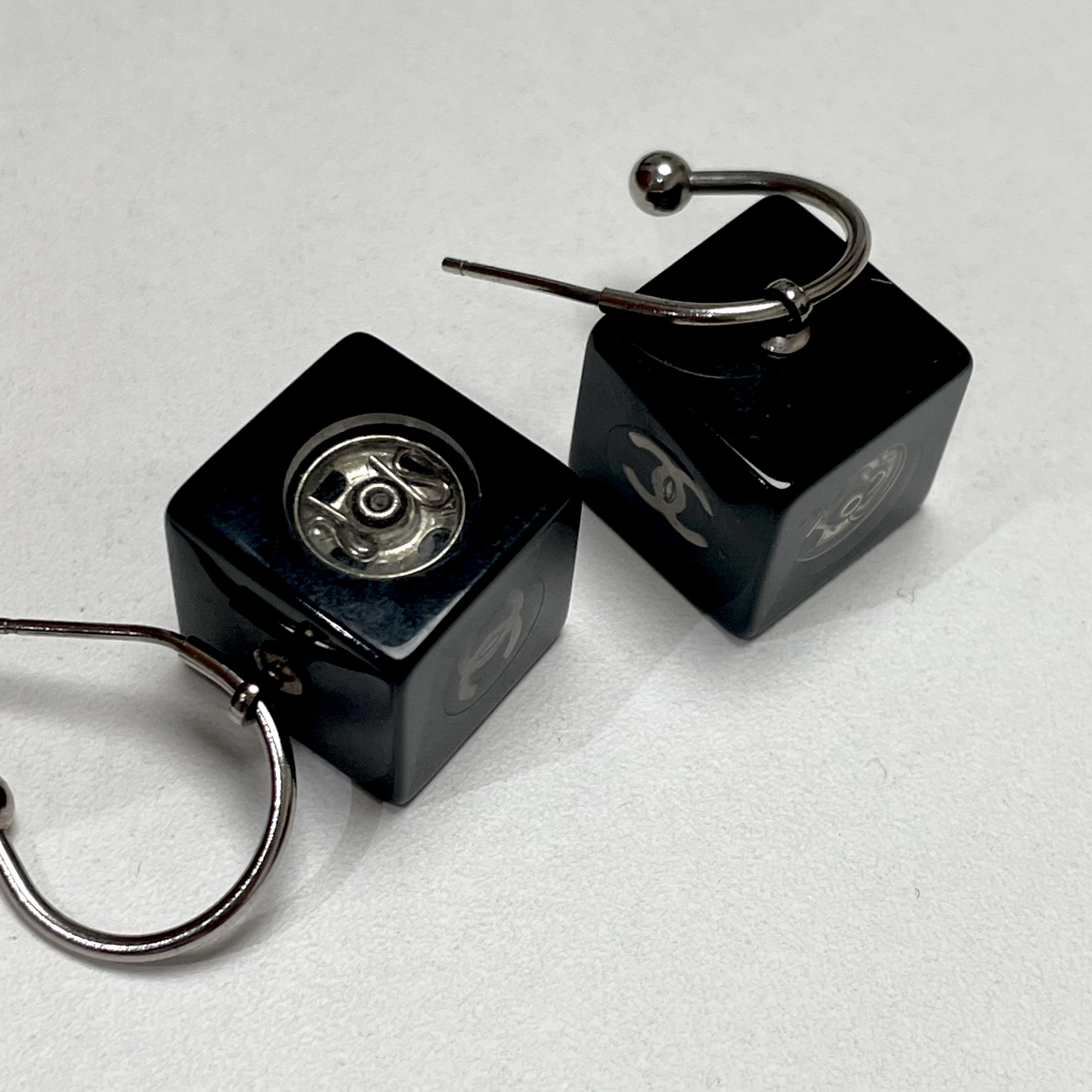 95新 Chanel/香奈儿 裁缝系列黑色亚克力耳钉 2302007