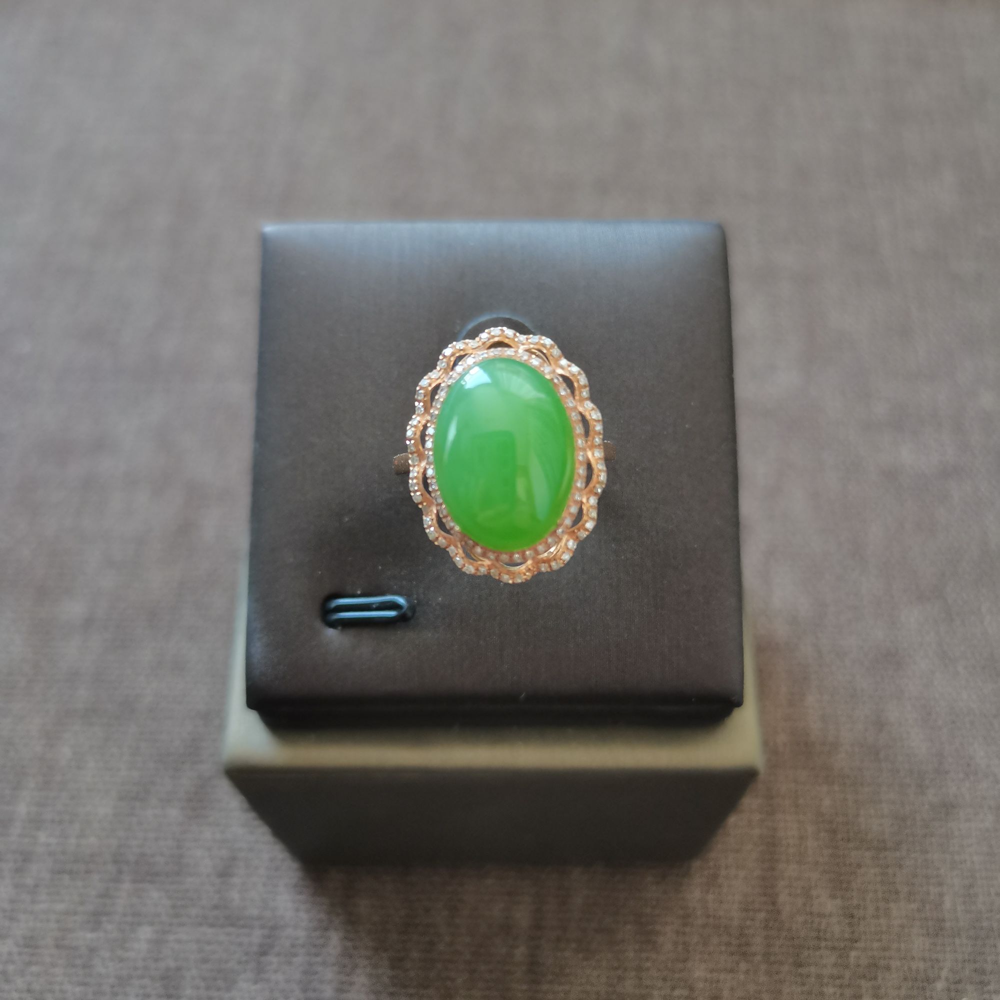 和田玉碧玉蛋面戒指18K金镶嵌大鸽子苹果绿俄料保真纯天然