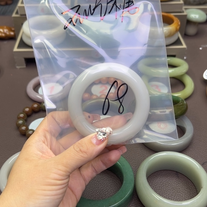 石英岩玉手镯未镶嵌不****唐