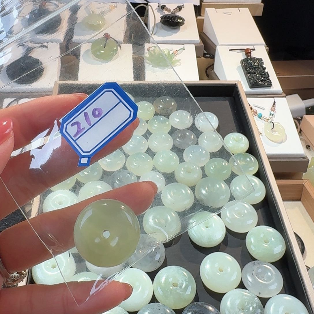 蛇纹石玉颈饰合金精美礼品