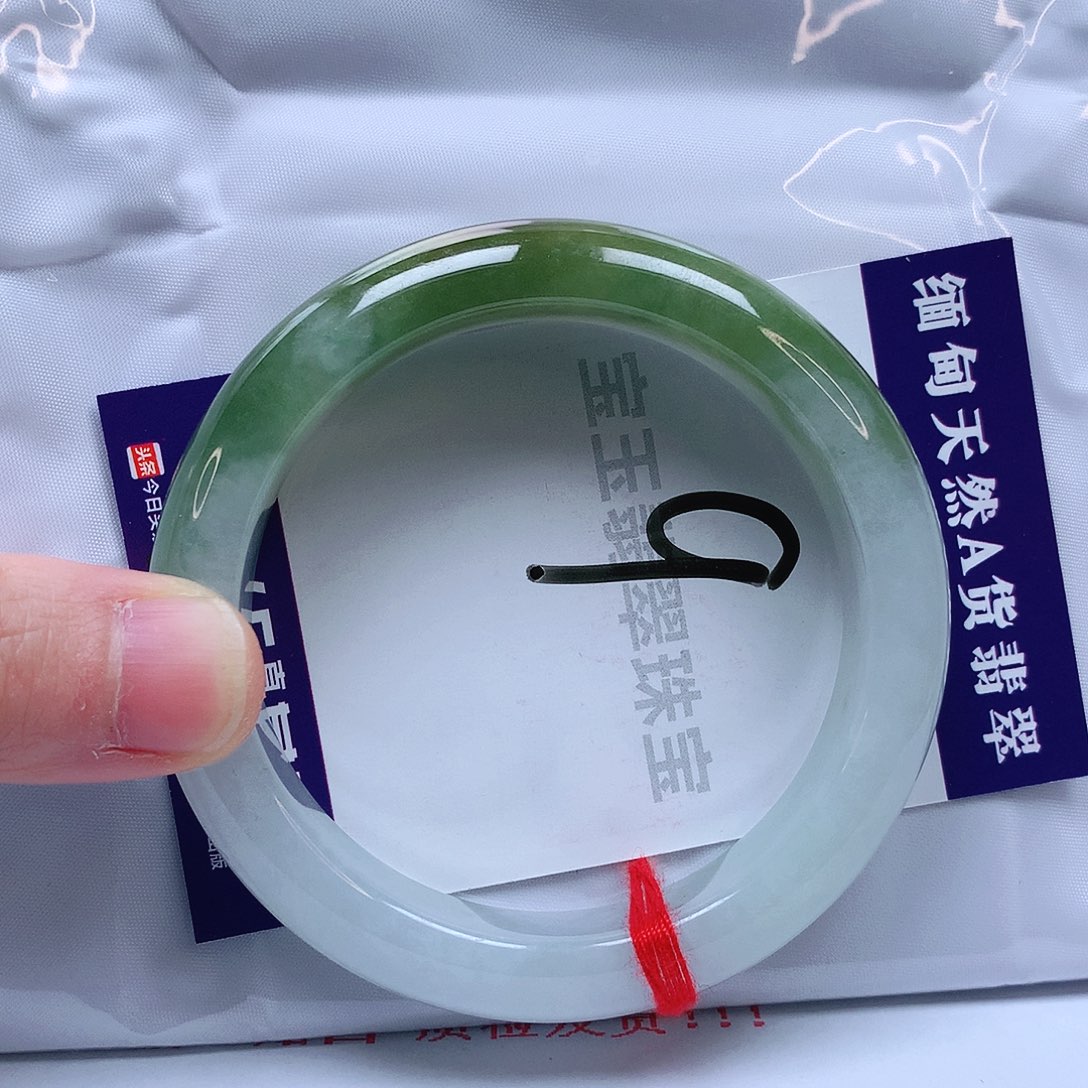 翡翠手镯未镶嵌57圈口
