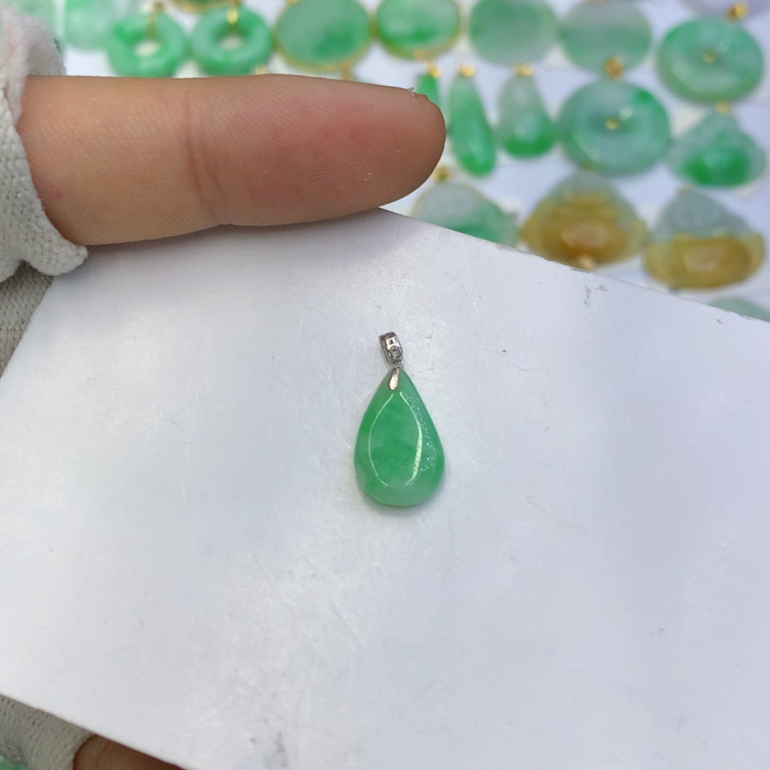 翡翠颈饰未镶嵌翡翠