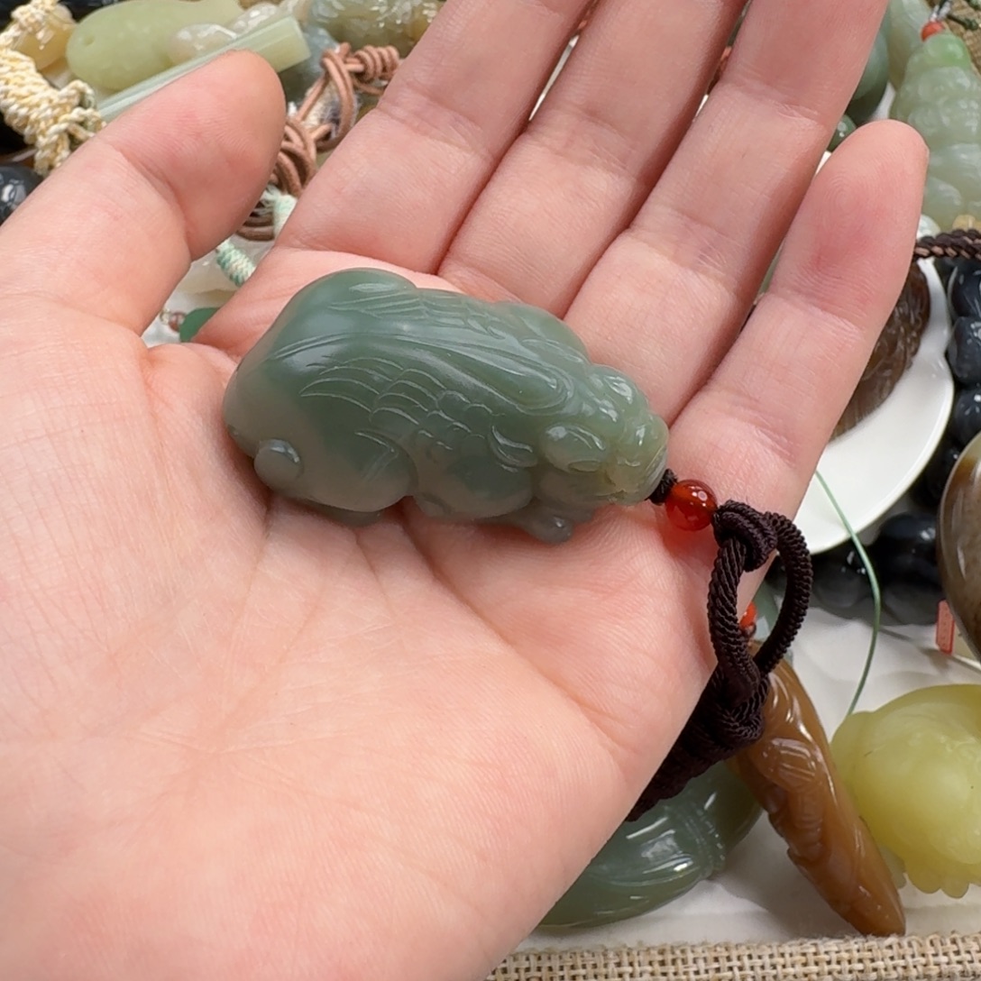 申***豹和田玉未镶嵌颈饰