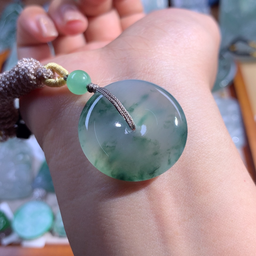 翡翠颈饰未镶嵌平安扣