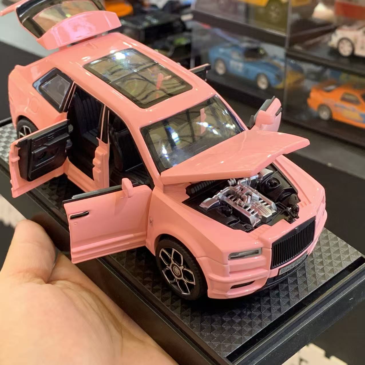 【2025上海展会限定】库里南粉色1:32仿真合金汽车模型