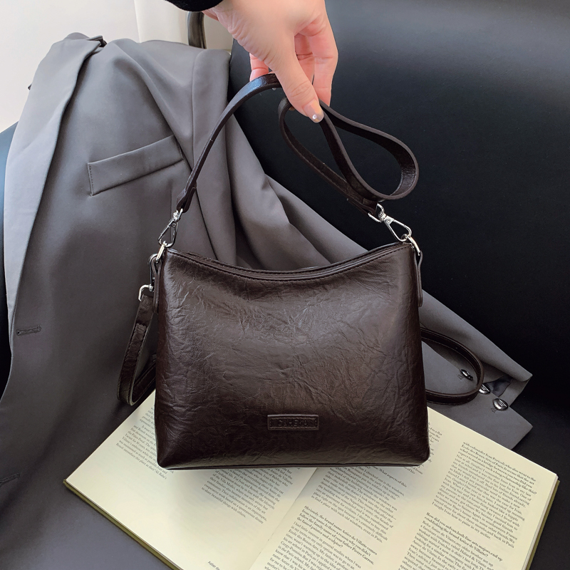 早秋新款爆款包包女2025单肩斜挎包腋下包上班通勤小众款时尚百搭