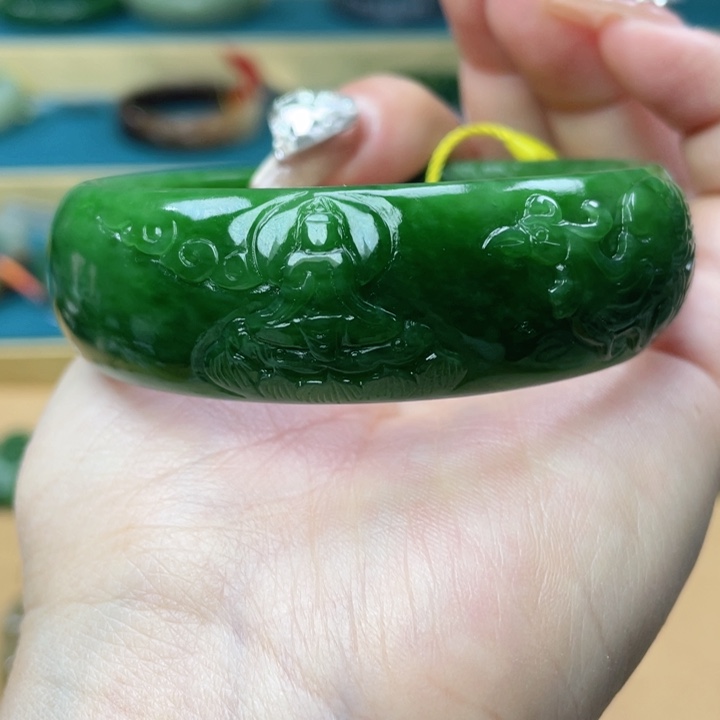 和田玉手镯60圈口。编号13未镶嵌