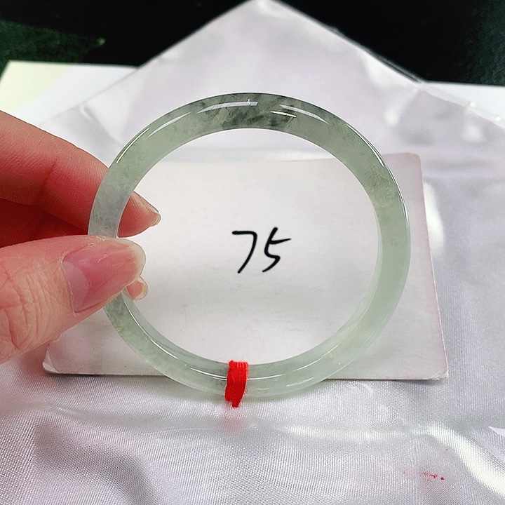 翡翠手镯未镶嵌翡翠手镯未镶嵌