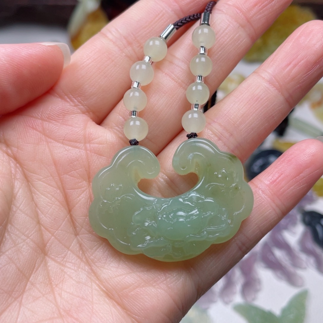 蛇纹石玉颈饰未镶嵌