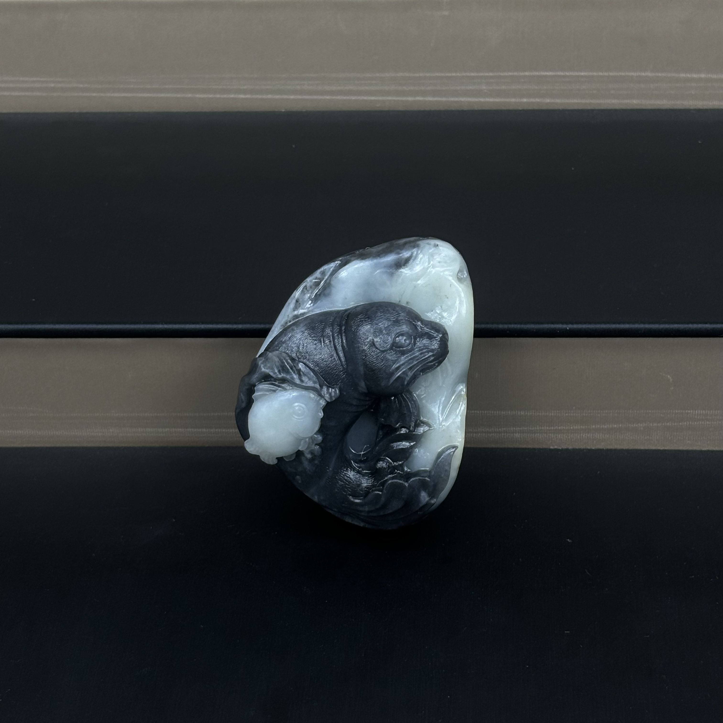 青花海豹手工雕刻手把件玉质细腻油润