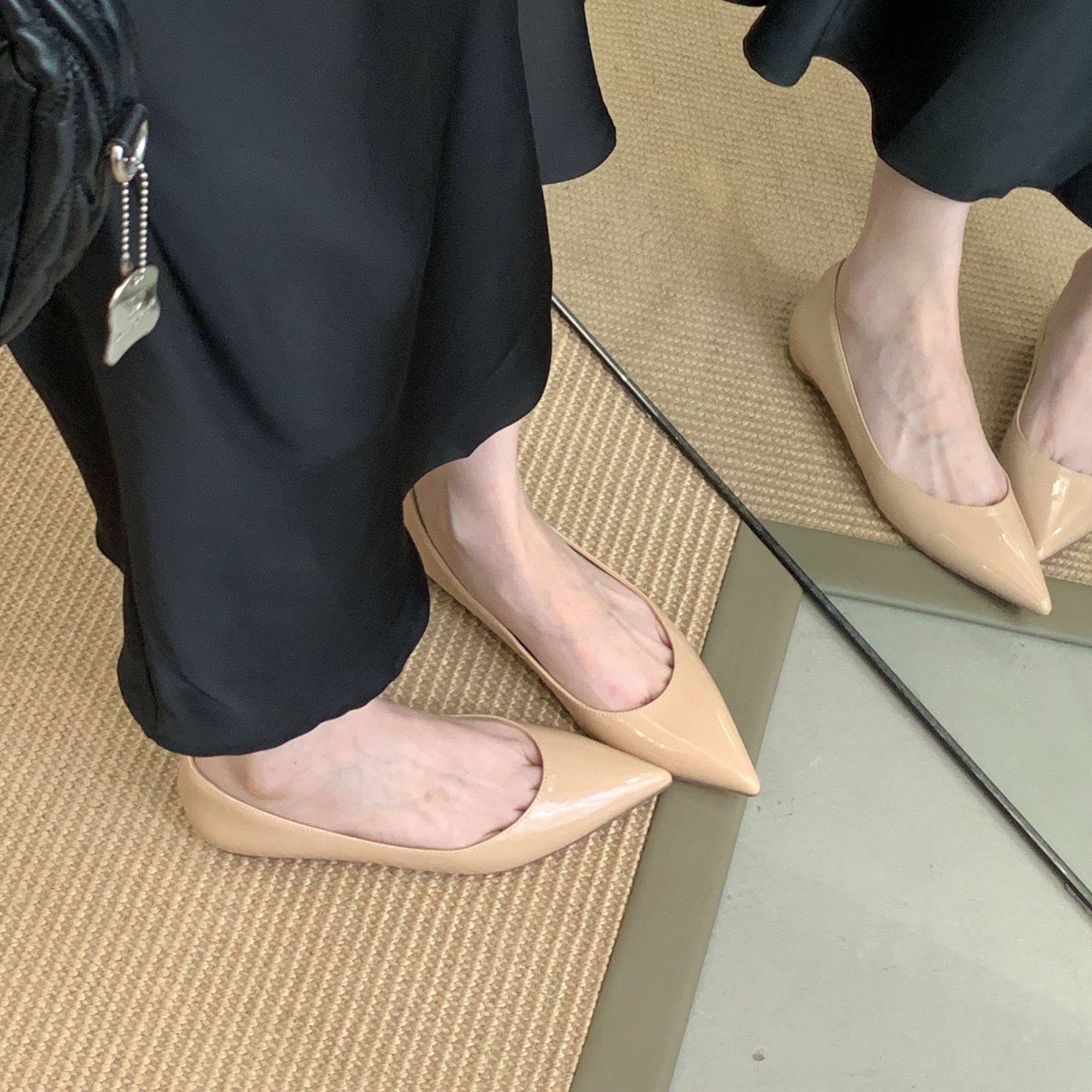 罗漫莉·2025新款气质尖头裸色红底平底漆皮增高浅口高定女低跟鞋