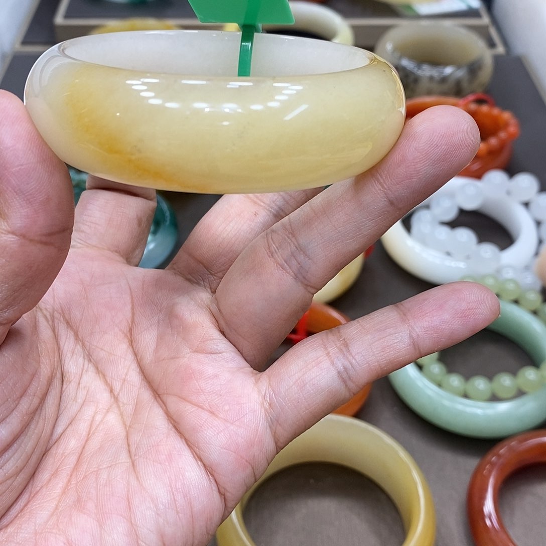 爱***露石英质玉（黄龙玉）未镶嵌手镯