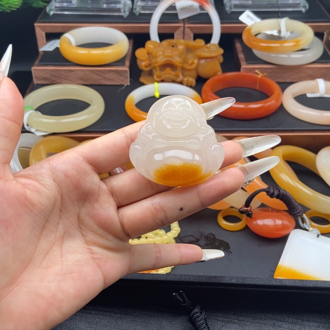 未镶嵌石英质玉（黄龙玉）颈饰