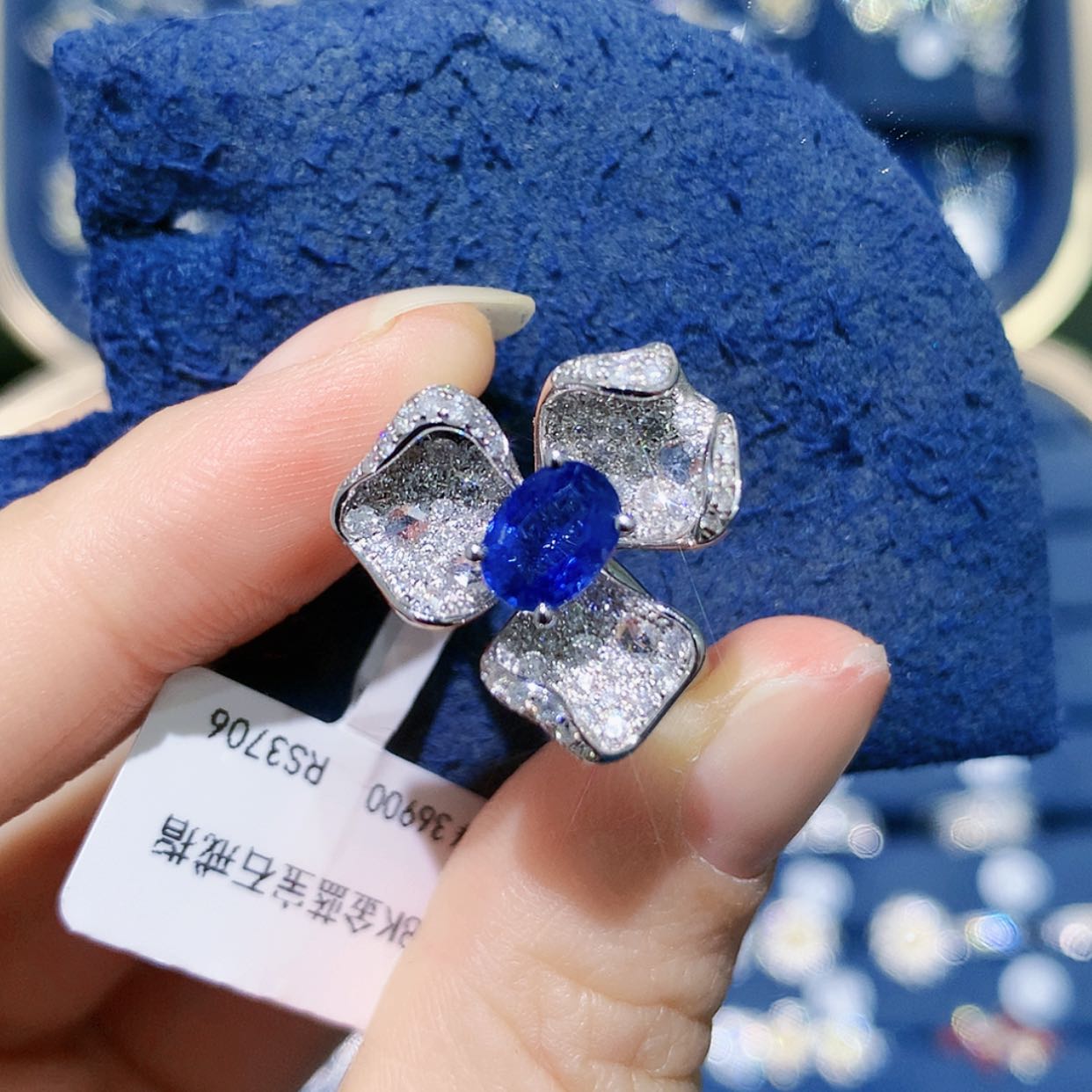【闪购商品】戒指蓝宝石18K金镶嵌蓝宝石花朵戒指
