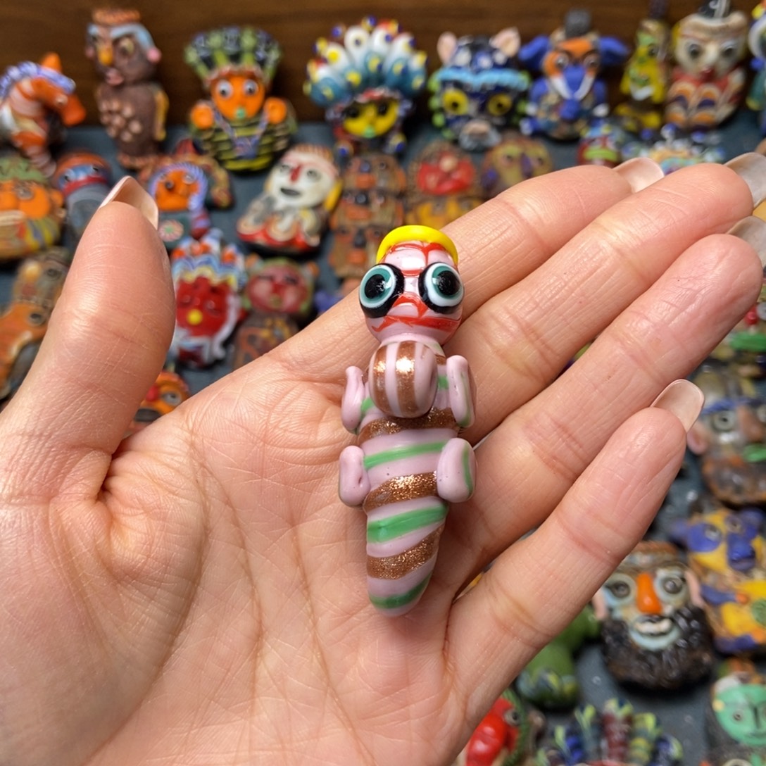 颈饰琉璃变色龙娃娃