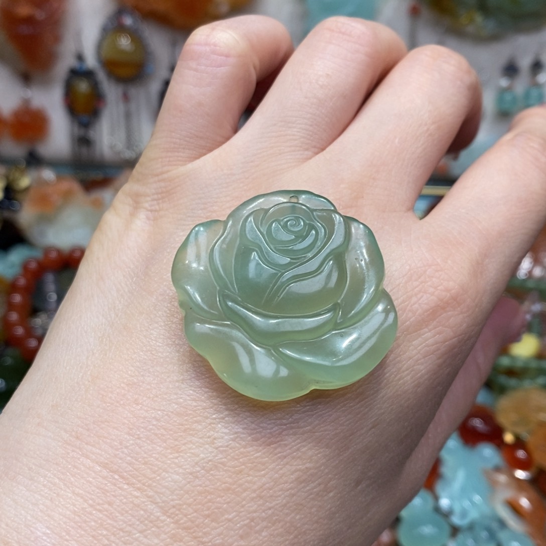 蛇纹石玉颈饰未镶嵌