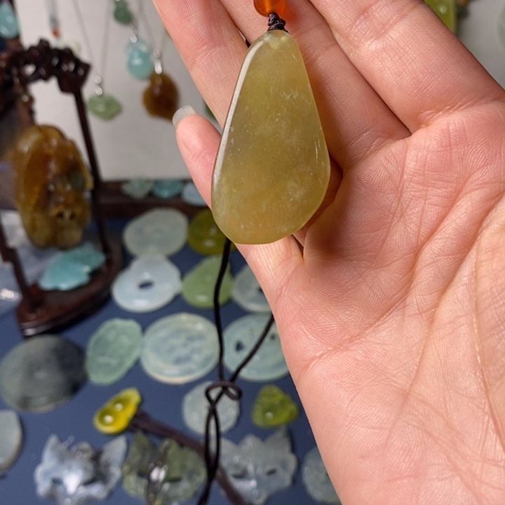 蛇纹石玉颈饰未镶嵌