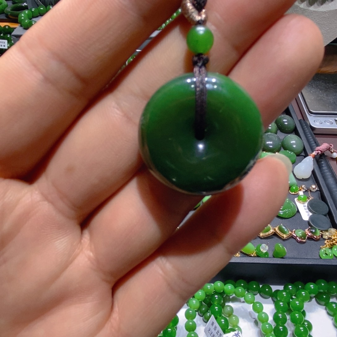 颈饰未镶嵌和田玉（碧玉）