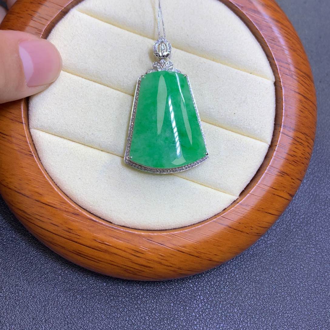 翡翠颈饰18K金镶嵌翡翠