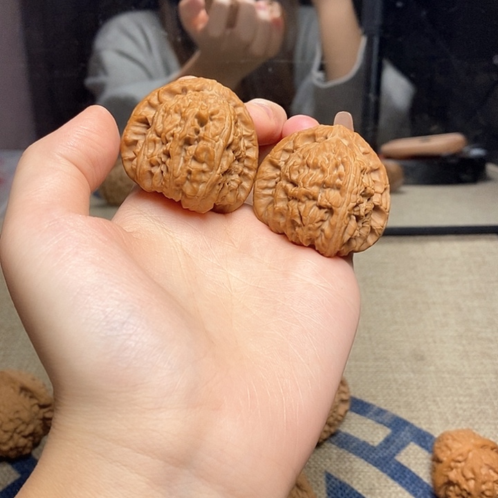 三角白无修文玩核桃