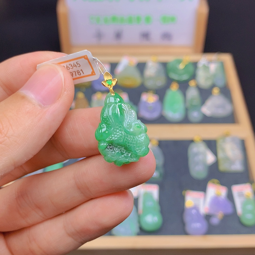 翡翠18K金镶嵌颈饰翡翠